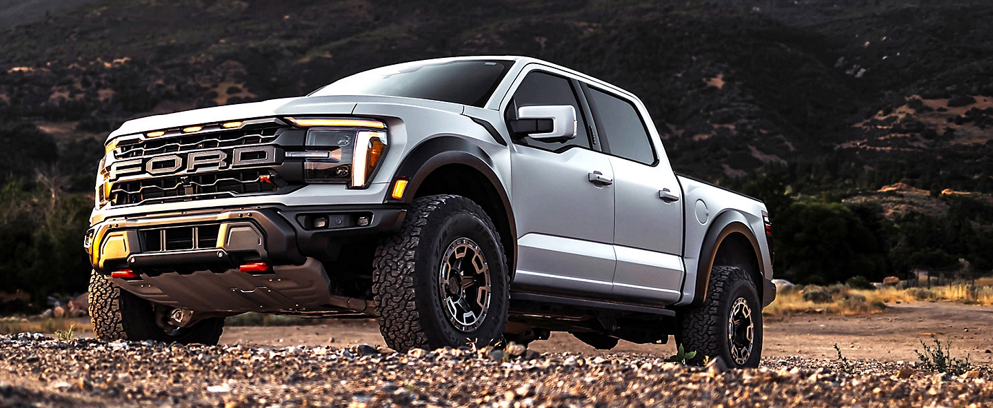Ασημί off-road pickup σε βραχώδες έδαφος.